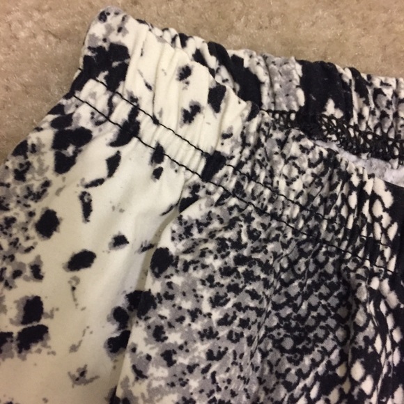 NWOT Super Soft Snakeskin/Animal Print Leggings - Picture 3 of 4